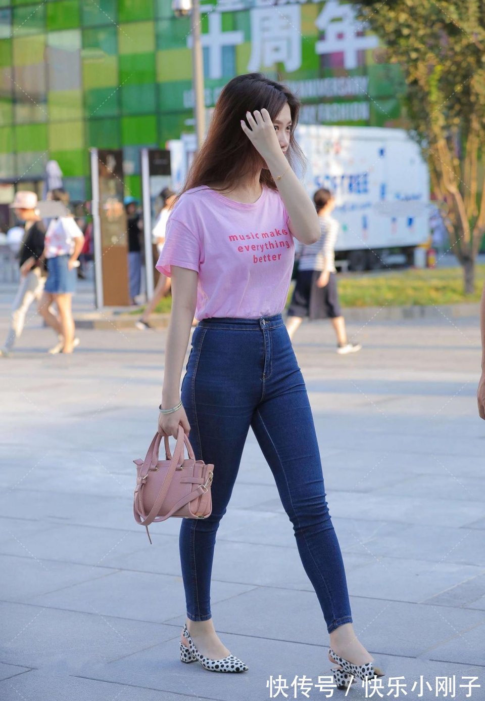 爸爸|小姐姐这“魔鬼身材”,爸爸看了都说喜欢,侧面曲线太迷人了