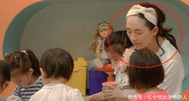 生完孩子后|奶粉喂养的赵薇,和母乳喂养的章子怡,两人的身材差距很明显