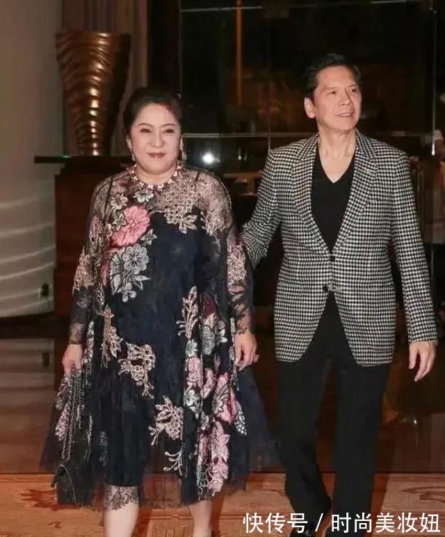 鲜亮感|向太“中年发福”也不油腻,穿印花连衣裙亮相,挡不住的贵妇感