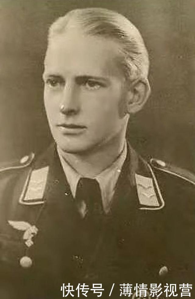 普京|13张世界名人罕见照稚气的普京,留长发的成龙,扭胯的林青霞