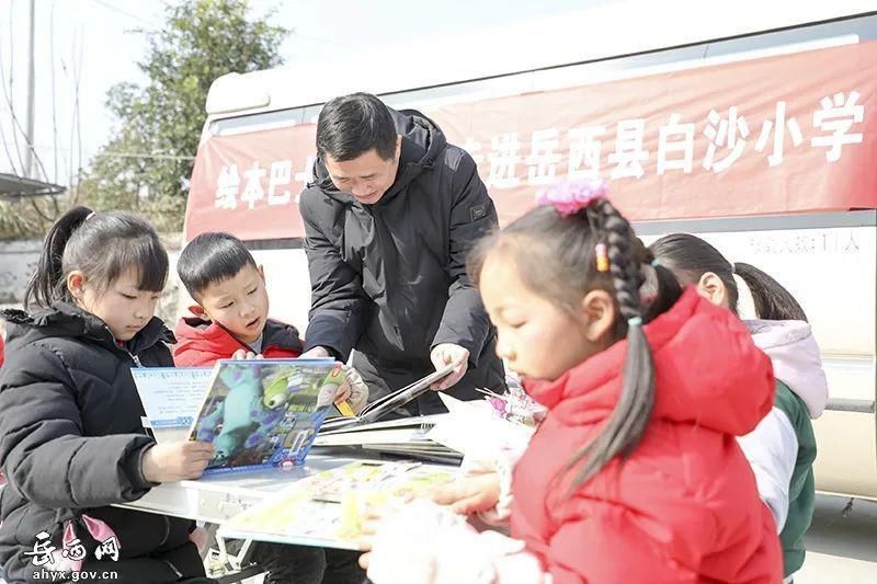  这是“会跑的图书馆”！绘本巴士开进大别山