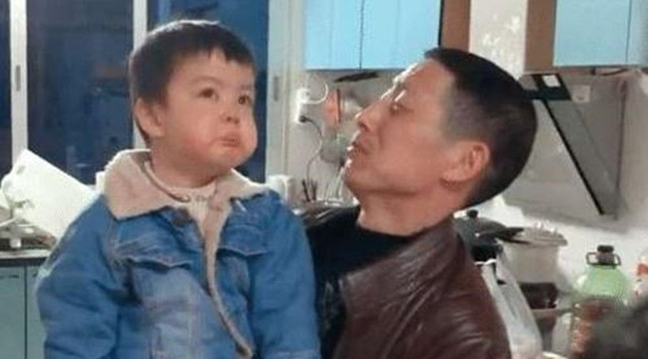 妈妈|宝宝“吃醋”表情萌翻网友，看到妈妈只抱了姐姐，弟弟心里很委屈