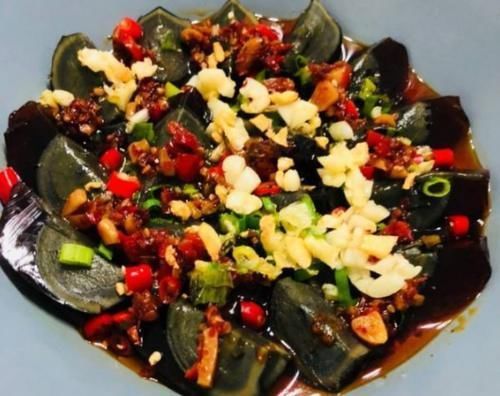 买皮蛋时,碰到这“4种”不要买,8毛一个也不要,商贩自己都不吃