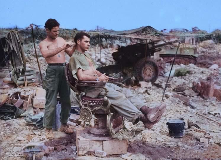 看着|历史上过目难忘瞬间：藏进苏联坦克里的德军，孤独的看着战俘玩扑克牌的美军