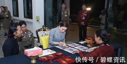 苏提达王后&诗尼娜贵妃衣着华丽，苏提达王后却换上了女白领装束