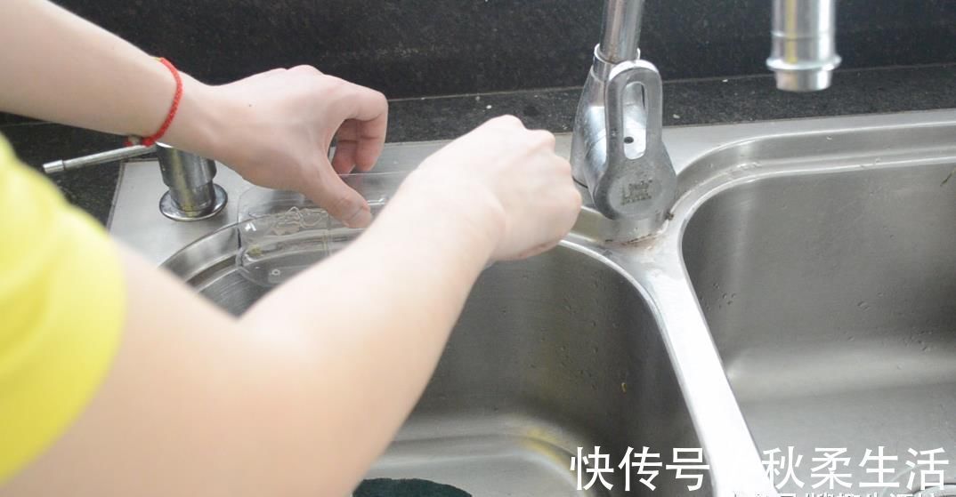 沥水架|塑料瓶我再也不扔了, 改造一下, 粘在厨房里有大用处, 省钱又实用