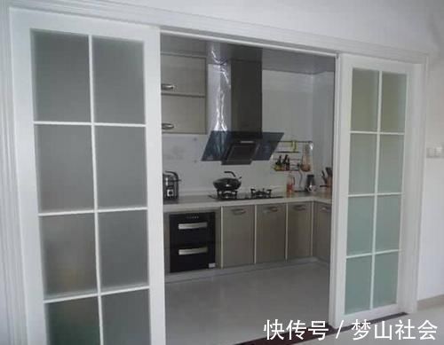 头次|厨房不要装推拉门了,头次见到装这种门,太聪明了