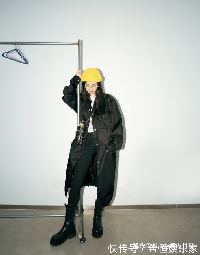 牛仔裤 风衣是永不过时的时尚单品,其实它的搭配很简单,不需烈焰红唇