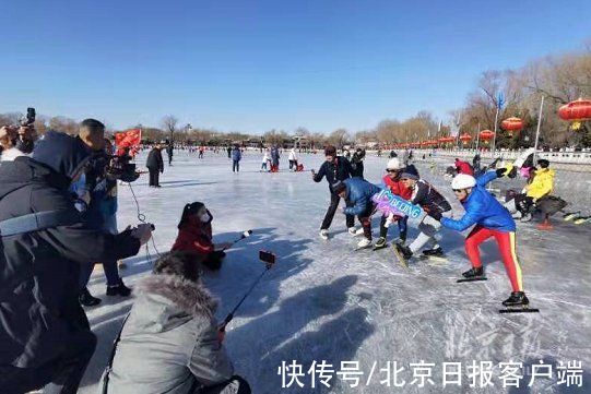 冬奥|60余名中外记者来到什刹海冰场，现场体验“冰蹴球”