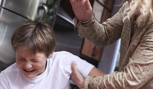 关爱|16岁男孩洗澡,妈妈执意要看,儿子怒踹玻璃割断脚筋