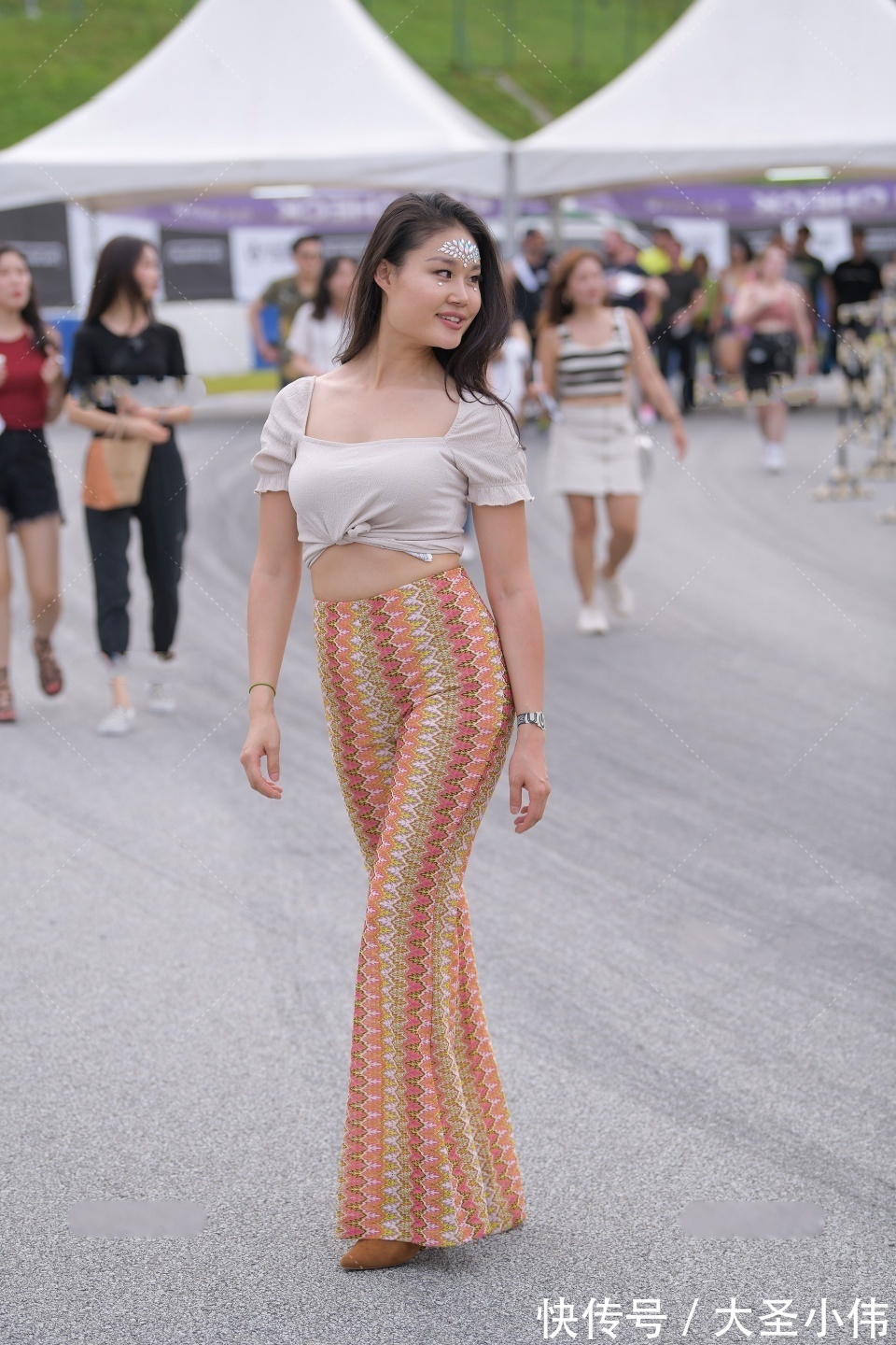 气质|美女街拍:一身高贵典雅的韵味,彰显女性柔美的气质,我要是她男朋友就好了