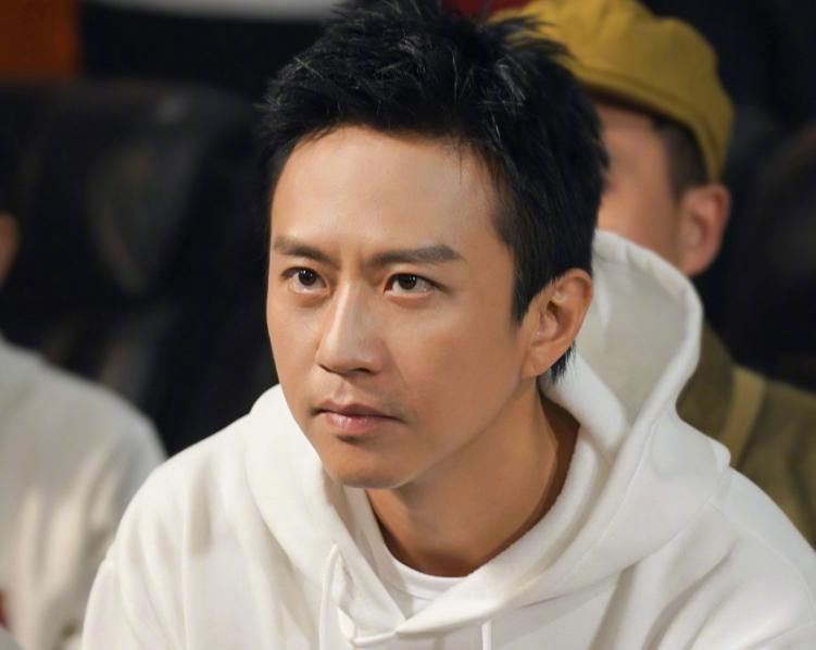 邓超和黄渤在综艺节目中跳舞,模仿力十足。