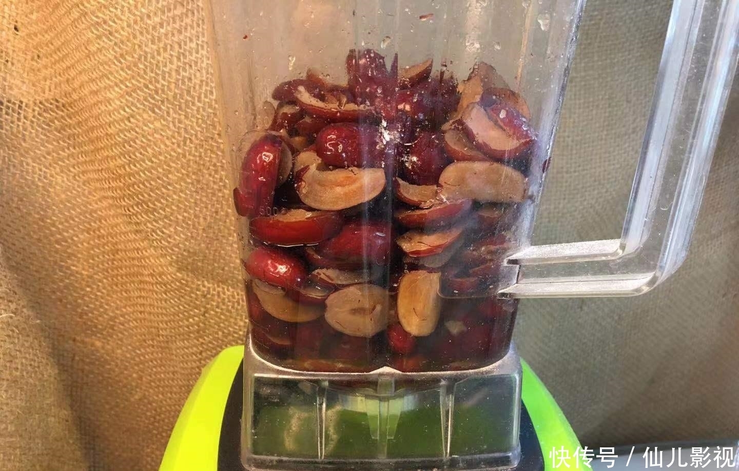 冬天女人手脚冰凉就喝它,每天一杯,驱寒又暖胃,做一次喝一个月