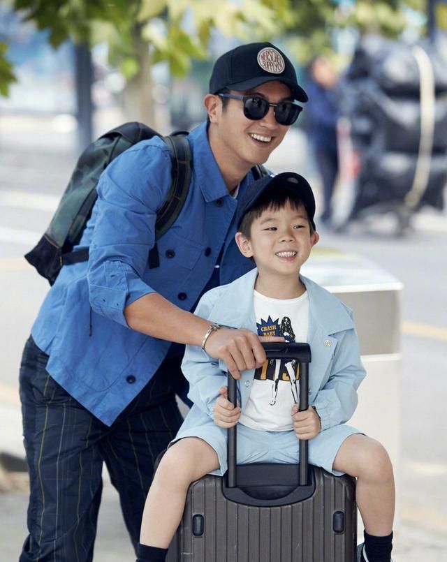 孩子们|老师让孩子们模仿爸爸回家,全班动作一致,同一个世界同一个爸爸