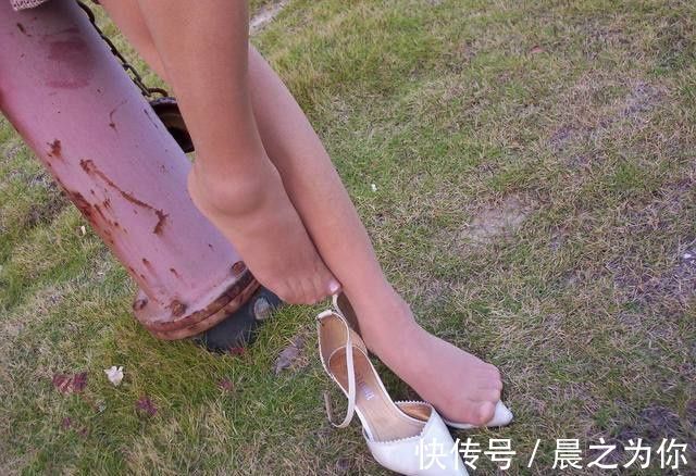 尖头 简约经典的尖头细跟高跟鞋配上丝袜,显得漂亮又吸引人!