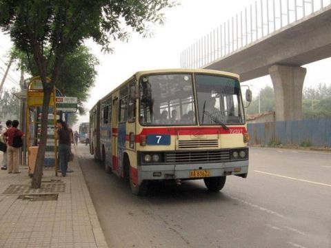  胡同|北京这条公交线路，是经过胡同和学校最多的，北京人几乎都坐过