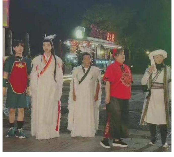 繼湖南衛(wèi)視和浙江衛(wèi)視之后，東方衛(wèi)視也整改，宣布《追光吧》延播