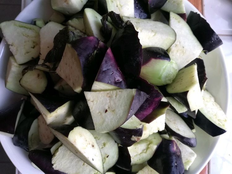 美味好吃的家常茄子，炒一炒就出锅，方法简单，超下饭