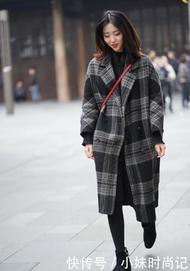 姑娘|冬天里穿风衣的姑娘,不仅有气场,还展示出飘逸飞扬的感觉