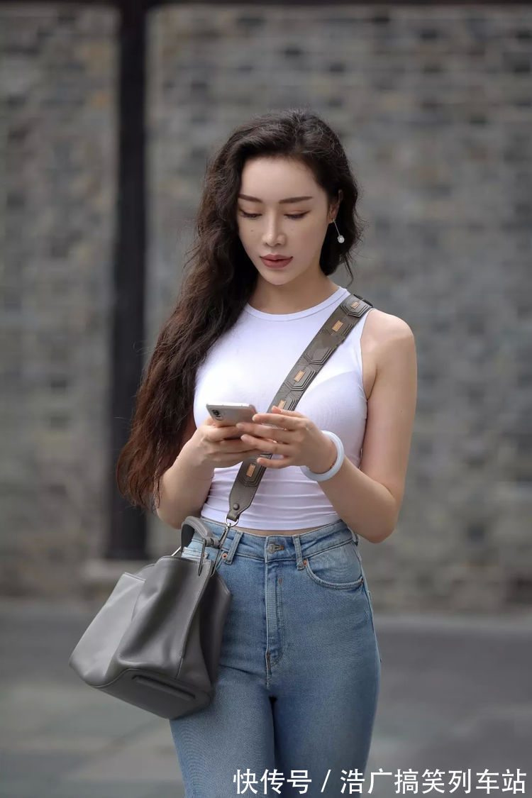 穿搭 黑色一字肩上衣搭配牛仔裤,时尚又恰到好处,也让穿搭浑然一体