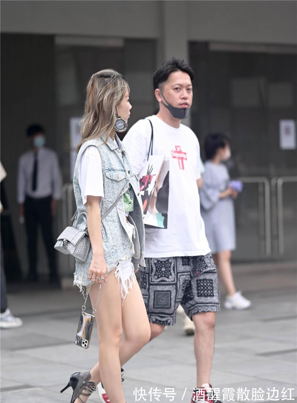 半袖 很多美女都喜欢细跟凉鞋,现在还可以搭配凉鞋,错过了要等一年