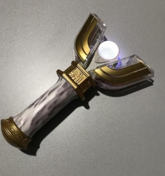 史诗|炉石传说：战士新武器和迪迦史诗联动？网友：它变成了光
