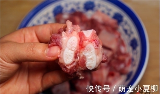 买排骨时，找“肉多”还是“肉少”的好？肉贩子无意透了底，看看