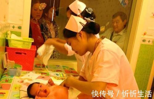 左手|宝宝第一次洗澡,全程面无表情,网友这老成的模样不像新生儿