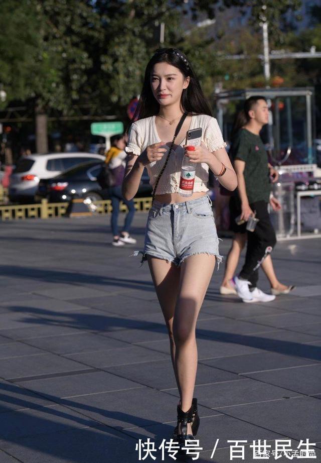 白色|白上衣款式特别,穿出独有风格,只有她能做到