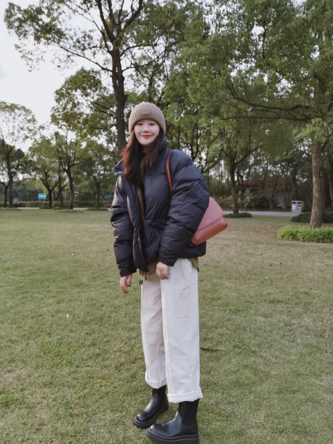 黑白配 简单的黑色羽绒服低调又大气,今冬备上一件,长款短款都好看