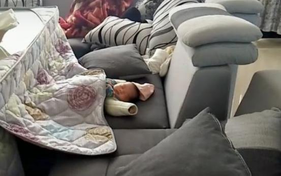 孩子|这爸妈带娃太“放飞自我”了，宝宝：可能我就是买电脑送的