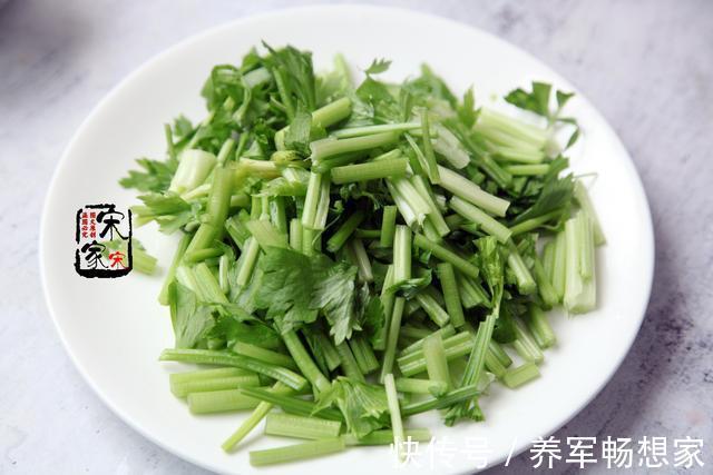 芹菜|秋天，这海鲜超肥美，45元一斤，炒芹菜太好吃了