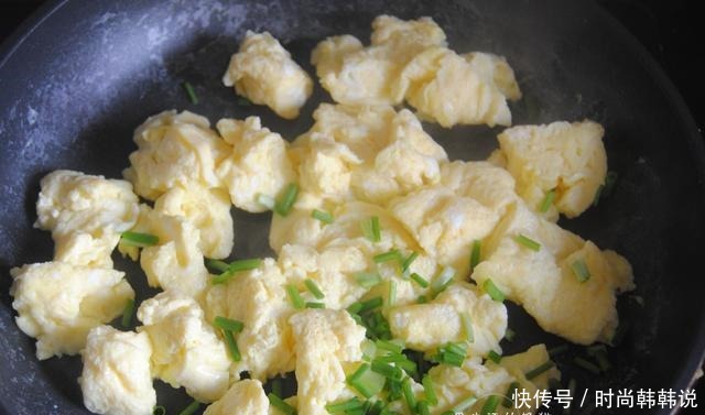 我家炒鸡蛋从不放油,加入一碗水,炒的鸡蛋鲜嫩又好吃,味道绝了