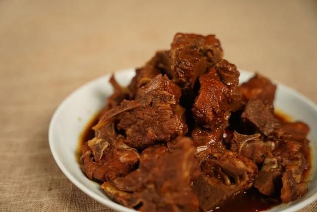 大骨|色香浓郁酱大骨，一口忘掉人生苦