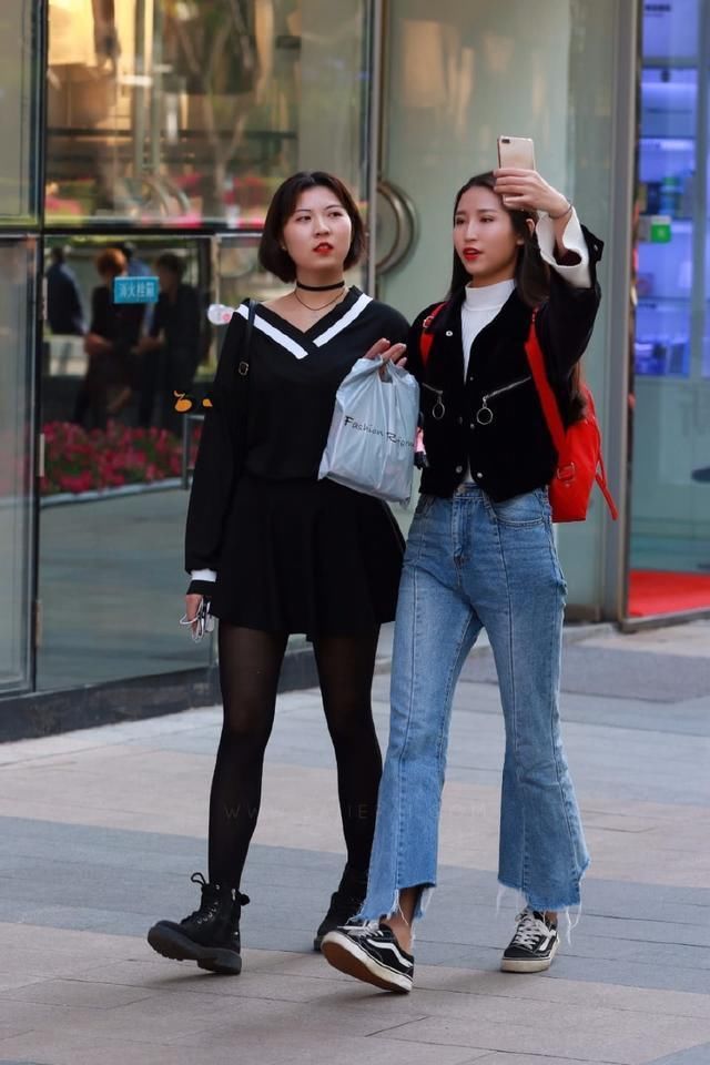 牛仔裤帅气时尚又显清纯气息，彰显青春活泼的魅力气质