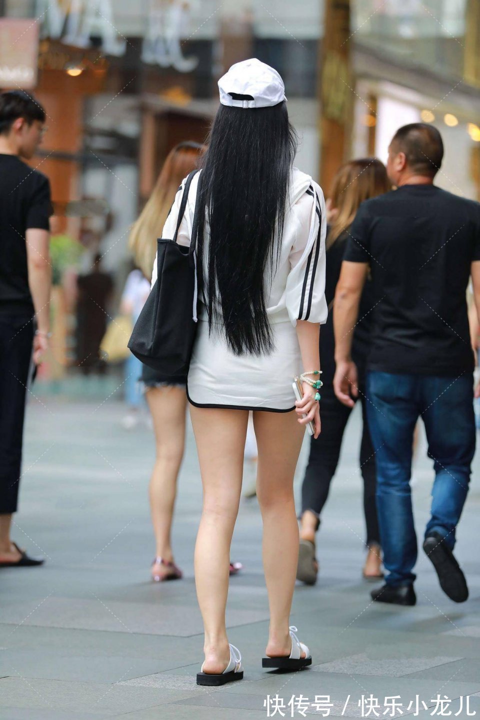 一个人|小姐姐一个人逛街,一身白色的穿搭,朴素而不失时尚