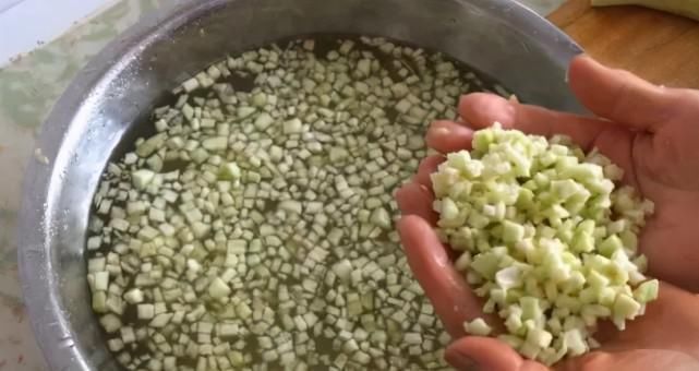 调饺子馅时,放酱油就是大错特错,如此做,饺子又香又好吃!