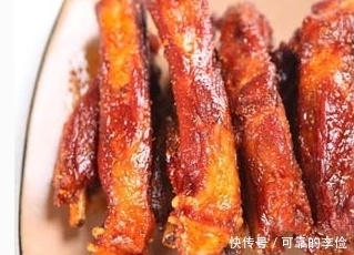  网红小姐姐吃超大“排骨”，刚咬一口就露馅，网友；高手在民间