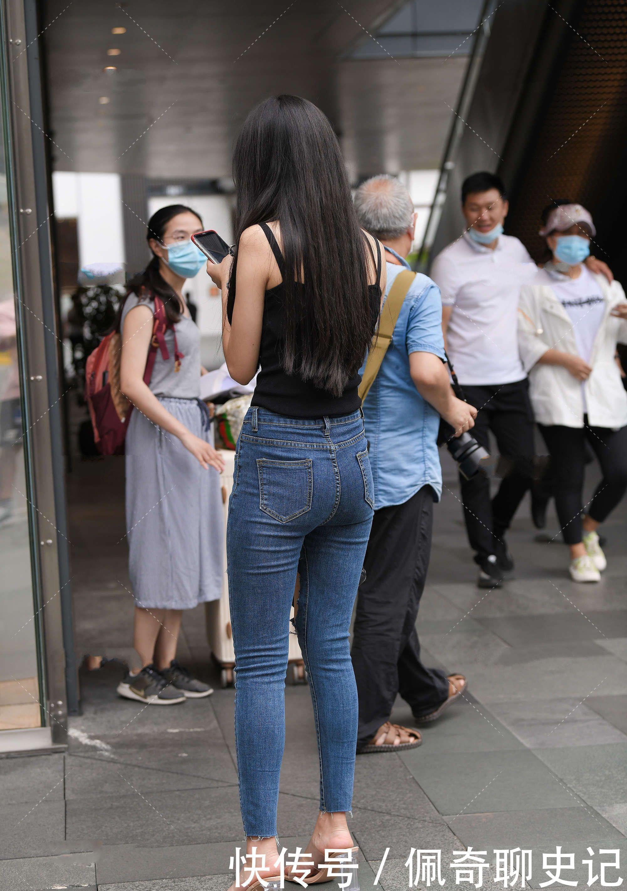 破洞牛仔裤 简约又日常的穿搭,黑色上衣搭配牛仔裤,也可呈现酷飒时尚感