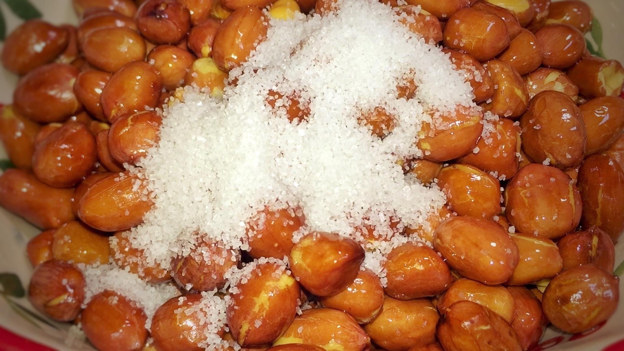 油炸花生米时出锅直接放盐是不对的多做一步酥脆爽口还不返潮