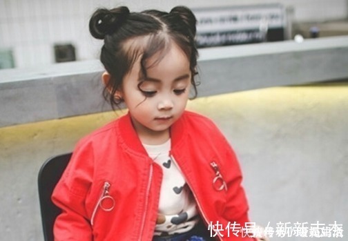 狮子|两个同龄宝宝在小区相遇,体型差距有点大,“小猫”遇上“狮子”