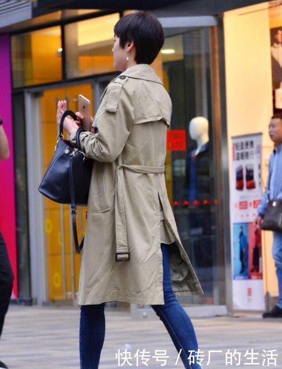 小姐姐|街拍:长发披肩的小姐姐,白色外套配黑色紧身裤,美丽大方