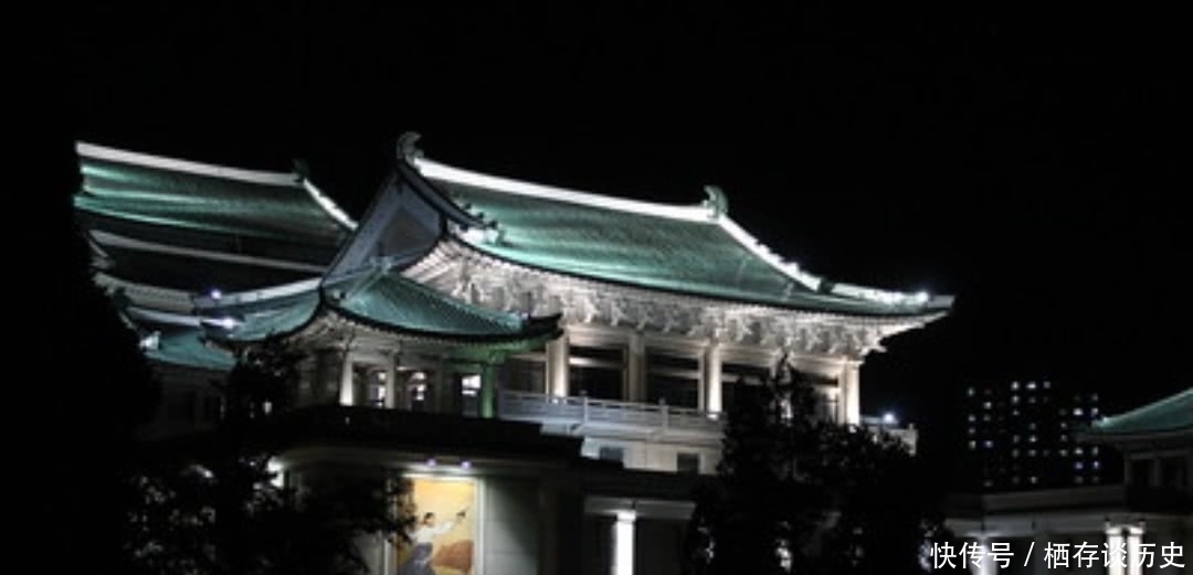 在朝鲜,最出名的大剧院什么样子?4万多平米可容纳数千观众