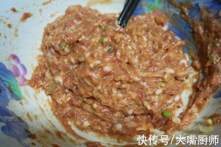 白菜馅别再杀水了，饭店厨师教你2个不外传的技巧，味鲜美不出水