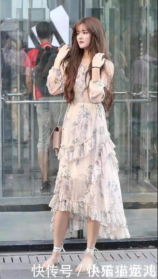  魅力|街拍美女搭配着一双尖头的高跟鞋，让她娇小的身材也能够十分的有魅力