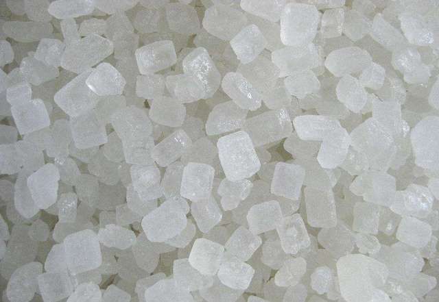 “冰糖”选白色小块好,还是黄色大块好里边的棉线到底能吃吗