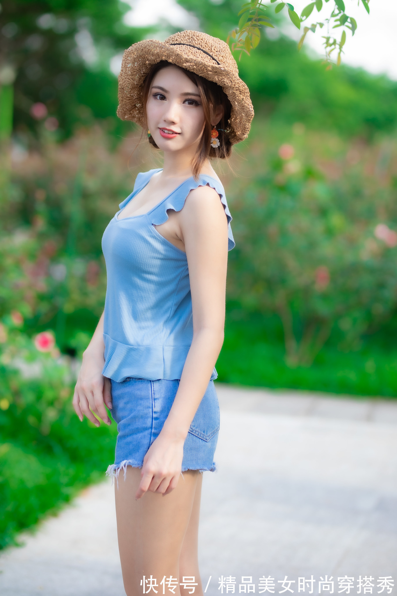 穿搭|蓝色背心搭配蓝色牛仔裤,轻松减龄,充满少女感