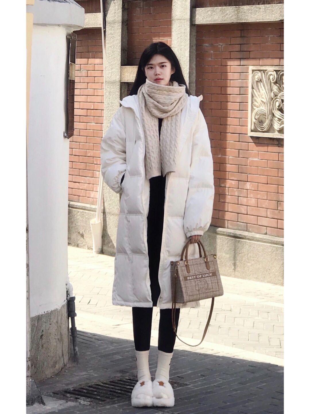 大衣|冬日氛围感穿搭指南,姜黄色大衣配白色阔腿裤,慵懒又随性!