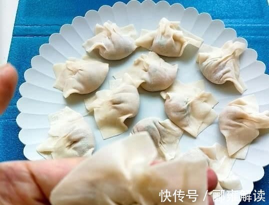 自制馄饨，汤是关键，只需4样放在一起，开水一浇，味道一点不差