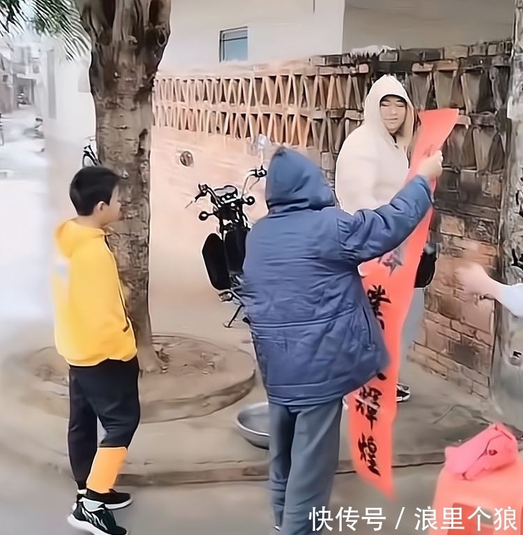 全红婵|庆祝新春佳节!全红婵全家老少共同贴春联,爷爷指挥大哥亲自张贴